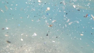 G&uuml;neyden esen r&uuml;zgar, Akdeniz kıyılarında plastik atık birikimine neden oluyor