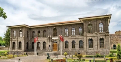 G&uuml;neydoğu Anadolu'nun kalbi Diyarbakır-3 Son -Erdin&ccedil; C&uuml;nd&uuml;beyoğlu, Moskova'dan yazdı-