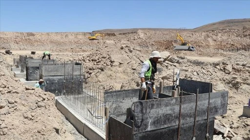 Güneydoğu'nun kavurucu sıcaklarında güneş altında çalışanlar zorlu mesai yapıyor