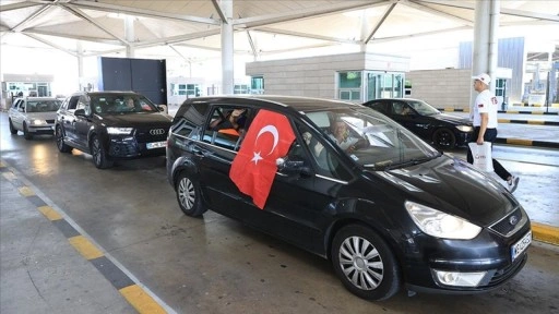 Gurbetçiler sınır kapısında "hızlı geçişten" memnun
