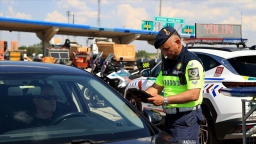 Gurbetçilere güvenli seyir için sınırdan otoyola kadar jandarma destek oluyor