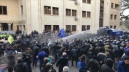 Gürcistan&#39;da güvenlik güçleri parlamentoyu kuşatan protestoculara müdahale etti