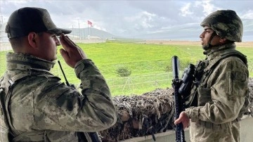 Gürcistan sınırının sıfır noktasındaki karakolda Mehmetçik, bayramı komutanlarıyla karşıladı