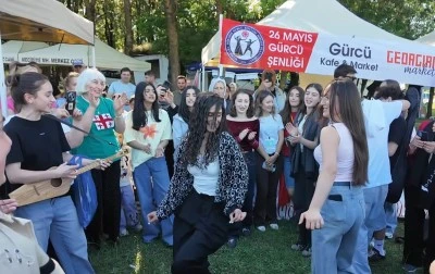 G&uuml;rc&uuml;ler Sakarya&rsquo;daki şenlikte coştu -Sel&ccedil;uk Aka, magazin d&uuml;nyasından yazdı-