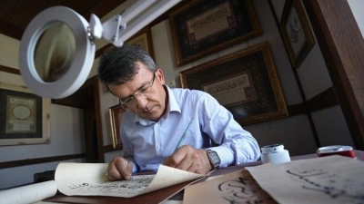 G&uuml;venlik kul&uuml;besinde izlediği belgeselden etkilenip hattat oldu