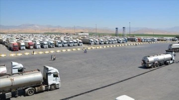 Habur Sınır Kapısından Irak'a yük taşıyan tır şoförleri araçların gölgesinde serinliyor
