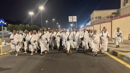 Hacı adayları Arafat vakfesini tamamlayıp Müzdelife'ye geçti