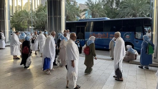 Hacı adaylarının 'Mahşerin Provası' diye nitelendirilen Arafat'a yolculuğu başladı