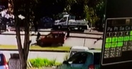 Hafif ticari kamyonetin kadına çarpması kameralara yansıdı