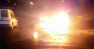 Hafif ticari kamyonete çarpan motosiklet alev alev yandı