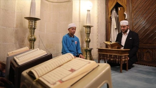 Hafızlığını tamamlayan öğrenci bir günde Kur'an-ı Kerim'i hatmetti
