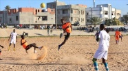 Hafter saldırılarının hedef aldığı Afrikalı göçmenler, savaşı futbolla unutuyor