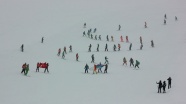 Hakkari&#039;de 2 bin 800 rakımda kar festivali