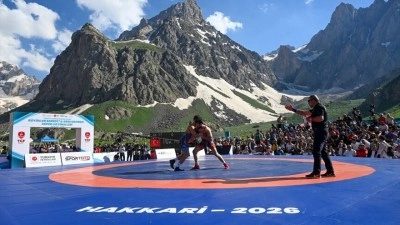 Hakkari'de a&ccedil;ık havada ilk kez mindere &ccedil;ıkan milli sporcular, farklı bir deneyim yaşadı