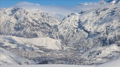 Hakkari'de beyaz &ouml;rt&uuml;yle kaplı dağlardaki kar manzarası dronla g&ouml;r&uuml;nt&uuml;lendi