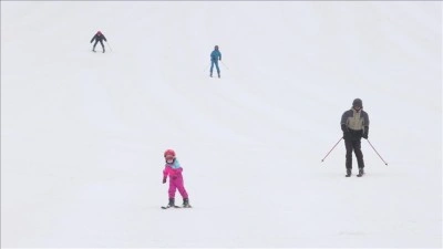 Hakkari'de doğal karla kaplı pistlerde kayak keyfi ilkbaharda da s&uuml;r&uuml;yor