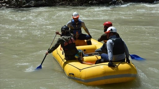 Hakkari'de ekipler, Zap Suyu'nu botla geçerek mezradaki elektrik arızasını giderdi