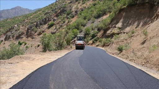 Hakkari'de hedef köy yollarına 100 kilometre sıcak asfalt