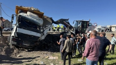 Hakkari'de kamyon ile minib&uuml;s&uuml;n &ccedil;arpıştığı kazada 3 kişi hayatını kaybetti