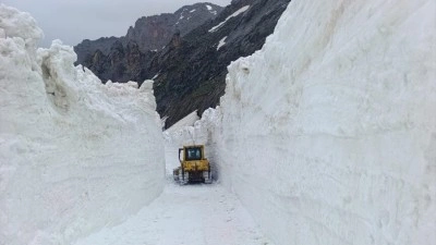 Hakkari'de karla m&uuml;cadele &ccedil;alışmaları ilkbaharın son g&uuml;nlerinde de s&uuml;r&uuml;yor