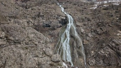 Hakkari'de karların erimesiyle Kırca Şelalesi yeniden canlandı