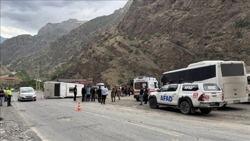 Hakkari'de midibüsün devrilmesi sonucu 12 asker yaralandı