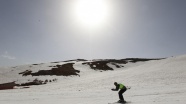 Hakkari'de Nisan ayında kayak yarışması