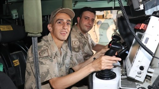 Hakkari'de özel gereksinimli genç bir günlüğüne asker oldu