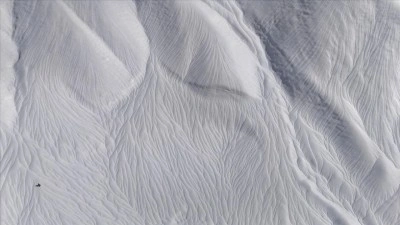 Hakkari'de r&uuml;zgarın etkisiyle karda oluşan dalgalı desenler şaşırttı