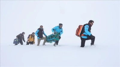 Hakkari'de sağlık&ccedil;ılar zorlu kış şartlarında hastaların imdadına yetişiyor