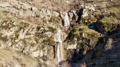 Hakkari'de şelaleler yağışların etkisiyle akmaya başladı