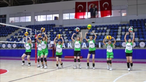 Hakkari'de Yeşilay Kulübü, çocukları sporla bağımlılıktan uzak tutuyor