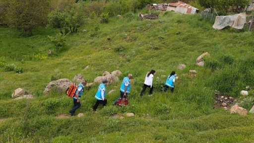 Hakkari'nin engebeli yollarını aşarak sağlık hizmetini insanların ayağına götürüyorlar