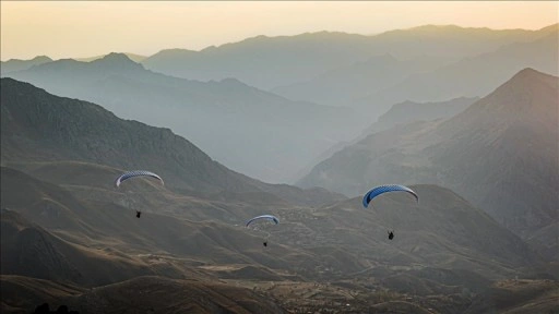 Hakkari semaları yamaç paraşütüyle renkleniyor