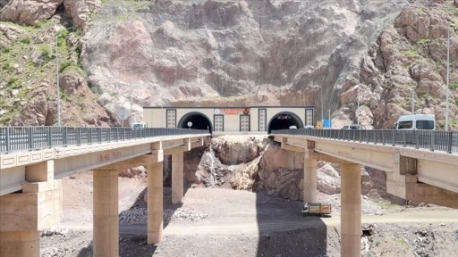 Hakkari-Van kara yolundaki riskli bölgeler tünellerle aşıldı