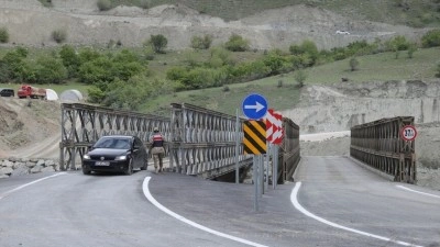 Hakkari-Van kara yolundaki ulaşım sorunu kurumların ortak &ccedil;abasıyla giderildi