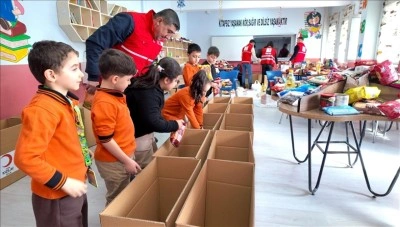 Hakkari ve Bitlis'te &ouml;ğrenciler ramazan kolileri hazırlayarak dayanışma ruhunu pekiştiriyor