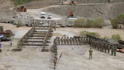 Hakkari'ye ulaşım sıkıntısı Mehmet&ccedil;iğin kurulumuna başladığı panel k&ouml;pr&uuml;yle giderilecek