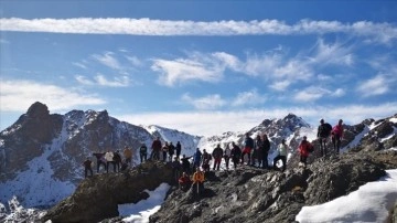 Hakkari'de dağcılar Cumhuriyet'in 100. yılı dolayısıyla Karadağ'a tırmandı