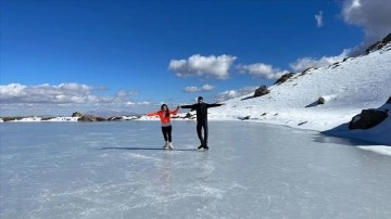 Hakkari'de donan Seyithan Gölü'nde buz pateni yaptılar