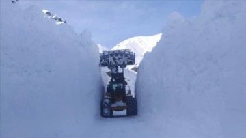 Hakkari'de ekipler kar kalınlığının 7 metreyi bulduğu bölgede kapalı yolları açıyor