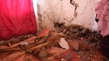 Hakkari'de evlerinde çatlak oluşan vatandaşlar deprem anını anlattı