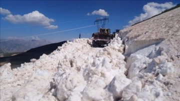 Hakkari'de haziranda karla mücadele çalışması