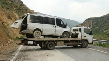 Hakkari'de yamaca çarpan minibüsteki 9 kişi yaralandı