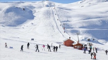 Hakkari'deki kayak merkezinde yarıyıl tatili yoğunluğu yaşanıyor