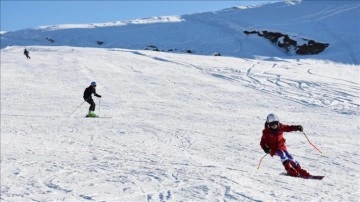 Hakkarili çocuklar "Altyapı Gelişim Projesi" ile kayak öğreniyor
