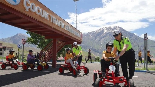 Hakkarili çocuklara go-kart araçlarıyla trafik eğitimi