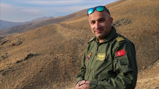 Hakkarili öğretmen pilot, paraşüt tutkunlarına gökyüzünün kapılarını aralıyor