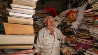 Halep'te 91 yaşındaki sahaf 1 milyon kitaplık arşiviyle şehrin k&uuml;lt&uuml;rel hafızasını koruyor