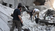 Halep'te yerleşim yerine hava saldırısı: 39 ölü